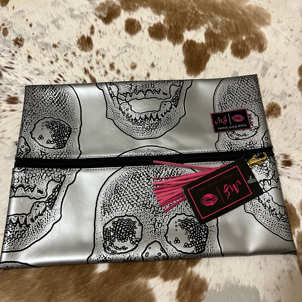 NWT Makeup Junkie Size Large Silver Skull Print Clutch